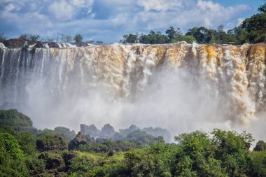 Güneşli bir günde Iguazu Şelalesinin panoramik manzarası, Misiones, Arjantin