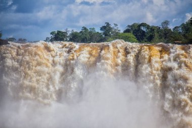 Güneşli bir günde Iguazu Şelalesinin panoramik manzarası, Misiones, Arjantin