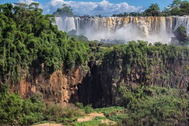 Güneşli bir günde Iguazu Şelalesinin panoramik manzarası, Misiones, Arjantin