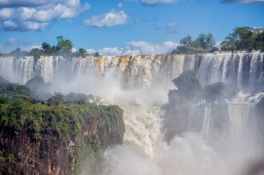 Güneşli bir günde Iguazu Şelalesinin panoramik manzarası, Misiones, Arjantin