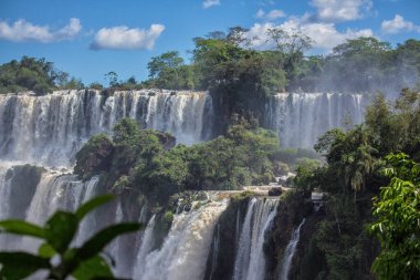 Güneşli bir günde Iguazu Şelalesinin panoramik manzarası, Misiones, Arjantin