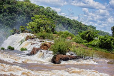 Iguazu Şelalesi, Misiones, Arjantin 'deki bir şelalenin kenarındaki suyun gücü görülüyor.