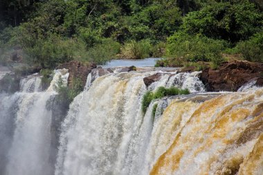 Iguazu Şelalesi, Misiones, Arjantin 'deki bir şelalenin kenarındaki suyun gücü görülüyor.