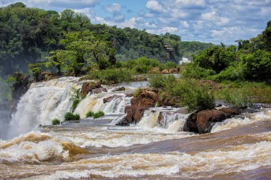 Iguazu Şelalesi, Misiones, Arjantin 'deki bir şelalenin kenarındaki suyun gücü görülüyor.