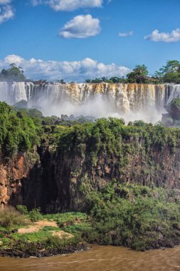 Nehir manzarası ve Iguazu Şelaleleri, Misiones, Arjantin