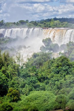Iguazu Şelaleleri 'ndeki bitki örtüsü ve şelale manzarası, Misiones, Arjantin