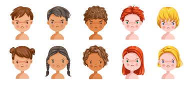 Erkekler ve kızlar duyguları, gerginliği ve somurtmayı belirler. Kızgın bir çocuğun yüzü. Farklı milletler farklıdır. Bir sürü çocuk. Kadın ve erkek başları. Öğrencilerin fotoğrafı.. 