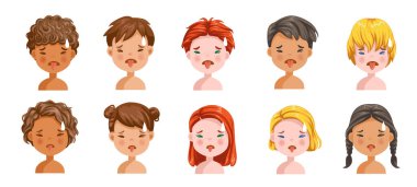 Erkekler ve kızlar, kötü bir şekilde rahatsız edici, gergin ve somurtkan duygular kurarlar. Kızgın bir çocuğun yüzü. Farklı milletler farklıdır. Çocuk çeşitliliği. Öğrenci başkanları. 