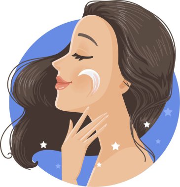Mükemmel ciltli güzel bir kız gece kremi için nemlendiriyor ve yüzüne ay kremi sürüyor.