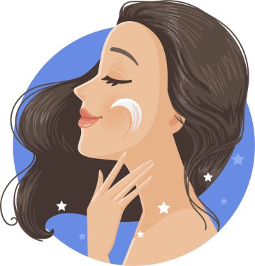 Mükemmel ciltli güzel bir kız gece kremi için nemlendiriyor ve yüzüne ay kremi sürüyor.
