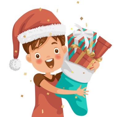 Noel şapkalı heyecanlı çocuk elinde beyaz arka planda hediye kutularıyla büyük çoraplar tutuyor.