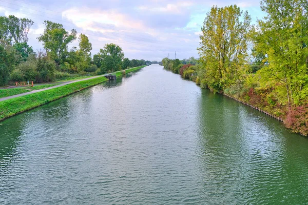 Landscape Wide Canal Clear Water Bridge Distance Beautiful Oak Trees — Stock Photo, Image