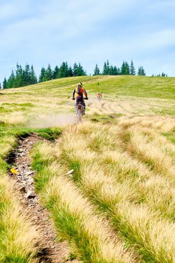 Motosikletçiler off-road 'da yokuş yukarı gidiyorlar. Karpatlar 'da bir dağın tepesinde bir gün. Ekstrem off-road sporları