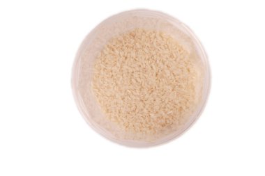 Plastik kavanozlarda pirinç gevreği izole, duvarlarda yansıması olan üst manzara.