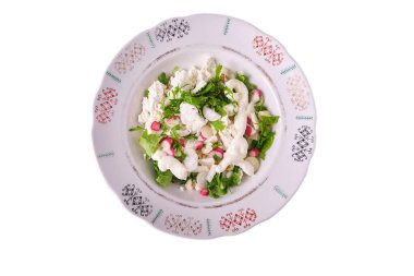 Bahçeden sebze salatası. Su teresi salatası, beyaz ve kırmızı turp. Renkli bir tabakta, beyaz peynir ve ekşi krema, izole, taze, doğal, üst görünüm.