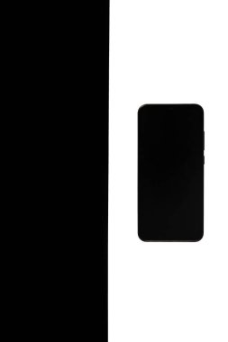 Akıllı telefon siyah, beyaz ve siyah arkaplanlıdır.