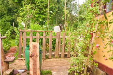 Kırsal alan, bahçedeki ahşap çitler.