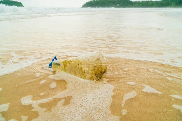 大海是美丽的 但不稳定的塑料废物会对海洋和水生生物造成损害 塑料废物本身是不可生物降解的 垃圾会导致废水 — 图库照片