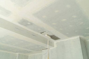 Tavan boyası silindiri ilk önce 1 astar ile boyanmalı, sonra tavan 2 kez boyanmalı..