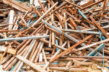 İnşaat alanında eski çelik çerçeveli hurda demir yığını çeliğin üzerinde paslanıyor. İnşaat evleri ve yüksek binalar için çelik kutular