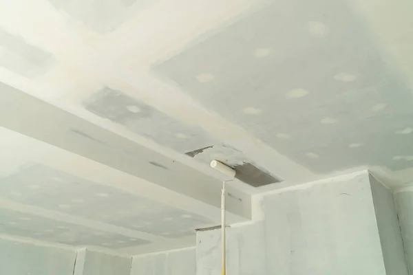 ceiling paint roller New ceiling work must be painted with 1 primer first, then the ceiling is actually painted 2 times.