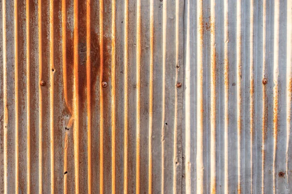 壁のアルミシルバーステンレス 錆びた亜鉛の表面の質感灰色の亜鉛メッキ鉄の壁のテクスチャ 錆パターンの背景を持つ亜鉛パターンのテクスチャに近い垂直亜鉛シート亜鉛ヴィンテージビュー — ストック写真