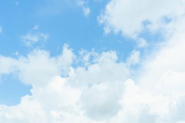 Gökyüzü ve bulutlar, arkaplan olarak beyaz bulutlu mavi gökyüzü. Küçük bulutlarla temiz gökyüzü arkaplanı.