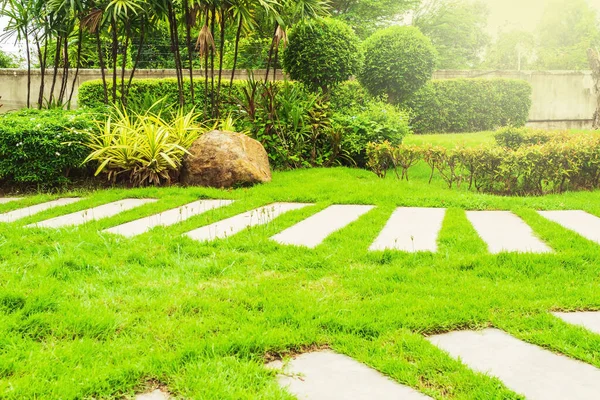 Gartenlandschaftsgestaltung Mit Einem Weg Der Sich Durch Leuchtend Grüne Rasenflächen — Stockfoto