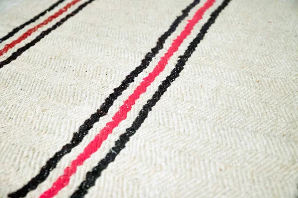 Alfombra Blanca Algodón Textil Con Rayas Negras Rojas Textura Fondo — Foto de Stock