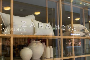 Saint Petersburg, Rusya 04.01.2022: Ev dekorasyonu - vazo ve kanepe yastıkları Zara 'nın evinin vitrininde. Zara 'nın evi St. Petersburg' daki alışveriş merkezinde kapalıdır. Zara mağazası Rusya 'daki işleri askıya aldı.