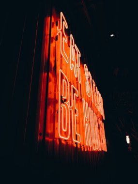 Kırmızı neon ışıklı harflerde 