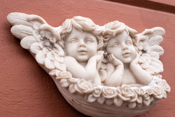 Deux Bébés Anges Avec Des Ailes Sculpture Marbre Sur Mur — Photo