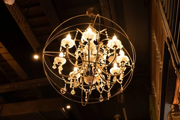 Lámpara Araña Lujo Dorado Lustre Con Colgantes Cristal Decoración Metálica — Foto de Stock