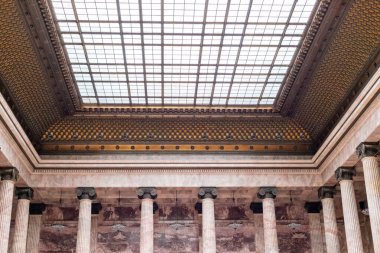 Salon içi pembe mermer, sütun ve cam kubbe veya cam çatı ile kaplı..