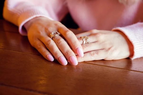 Mãos Femininas Com Pregos Longos Manicure Rosa Mesa Madeira Fechar — Fotografia de Stock
