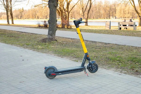 Saint Petersburg Rusya 2022 Kiralık Elektrikli Scooter Paylaşım Sarı Elektrikli — Stok fotoğraf