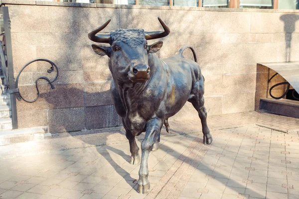 San Petersburgo Rusia 2022 Toro Con Cuernos Escultura Metal Calle — Foto de Stock