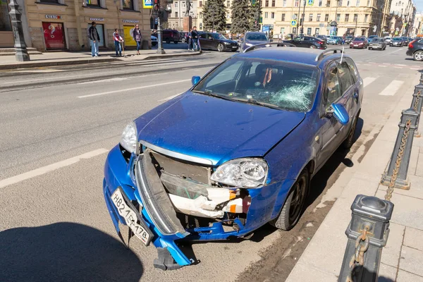 Saint Petersburg, Rusya - 04.01.2022: Mavi Chevrolet Lacetti araba kazasından sonra veya şehir caddesinde kaza yaptı. Kırık ön cam, kırık tampon ve kırık yan ayna..