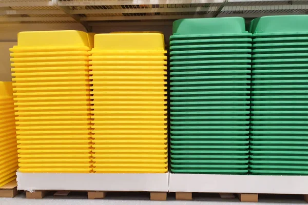 Recipientes Plástico Amarelo Verde Pilha Sem Tampas Muito Armazenamento Estoque — Fotografia de Stock