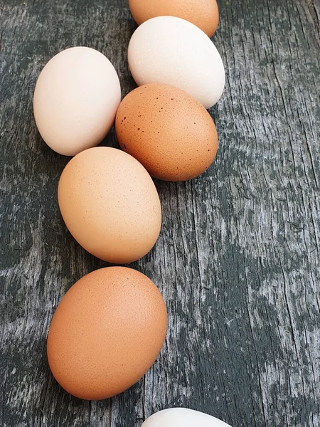 Huevos Blancos Marrones Pollos Domésticos Poner Huevos Gallina Cerca Sobre — Foto de Stock