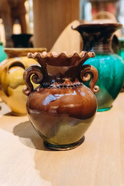 異なる装飾陶器釉花瓶 正面図 選択的焦点 — ストック写真
