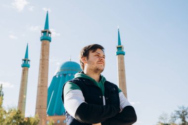 Müslüman Camii 'ne (Maşkhur Jusup Merkez Camii) ve sonbahar yapraklarına karşı 34 yaşındaki delikanlıyı kaçırıyor. Kazakistan 'daki Rus göçmeni. Hayat tarzı seyahat portresi, din konsepti..