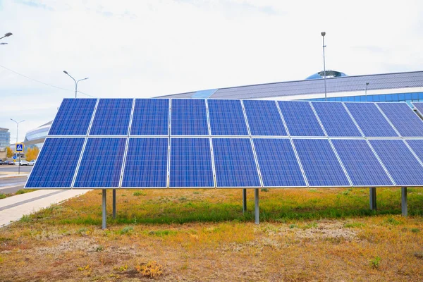 Bodenmontierte Sonnenkollektoren Auf Gras Der Stadt Saubere Energie Und Umweltstrom — Stockfoto