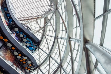 Astana, Kazakistan - 10.22.2022: Fütürist İçişleri. Güneş panelleri olan cam çatı ve yuvarlak küre katlı modern bina, aşağıdan manzara. Cam çatı ve duvarlar. Müze 
