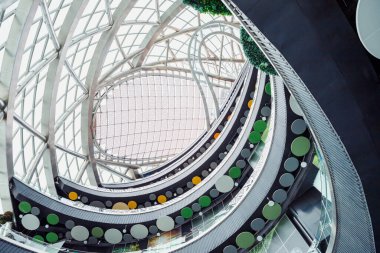 Astana, Kazakistan - 10.22.2022: Geleceğin Enerjisi Müzesi. Fütürist iç mekan. Güneş panelleri olan cam çatı ve yuvarlak küre katlı modern bina, aşağıdan manzara. Cam çatı ve duvarlar.