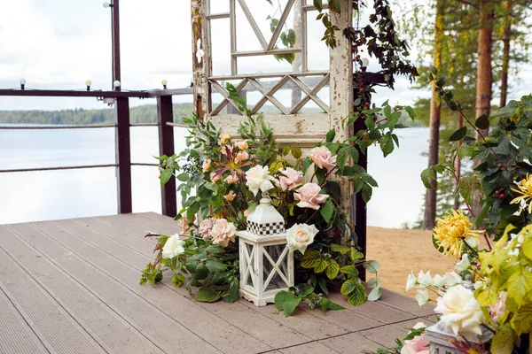 Grande Lanterna Vela Decorativa Branca Flores Folhas Outono Antigas Portas Imagens Royalty-Free