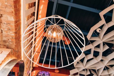 Metal gölgeli ya da abajurlu avize ve mavi tavanlı büyük retro lamba..