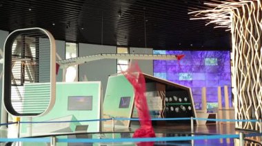 Astana, Kazakistan - 10.22.2022: Kırmızı kumaş rüzgarda uçuyor. Rüzgar enerjisi kurulumu. Nur-Alem küresi, EXPO 2017. Geleceğin Enerjisi Müzesi. Fütürist İç mimari, modern bina