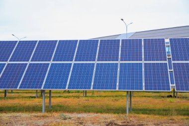 Güneş enerjisi sistemi. Yeryüzüne monte edilmiş güneş enerjisi fotovoltaik paneller, dünyadaki küresel ısınmayı azaltmak için güneş ışığından gelen temiz enerji ve çevre enerjisi. Yaşam biçimi