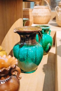 Turkuaz dekoratif seramik kaplama vazolar.